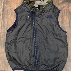 Toddler Boys Reversible camo/gray North Face Vest Sz 3T